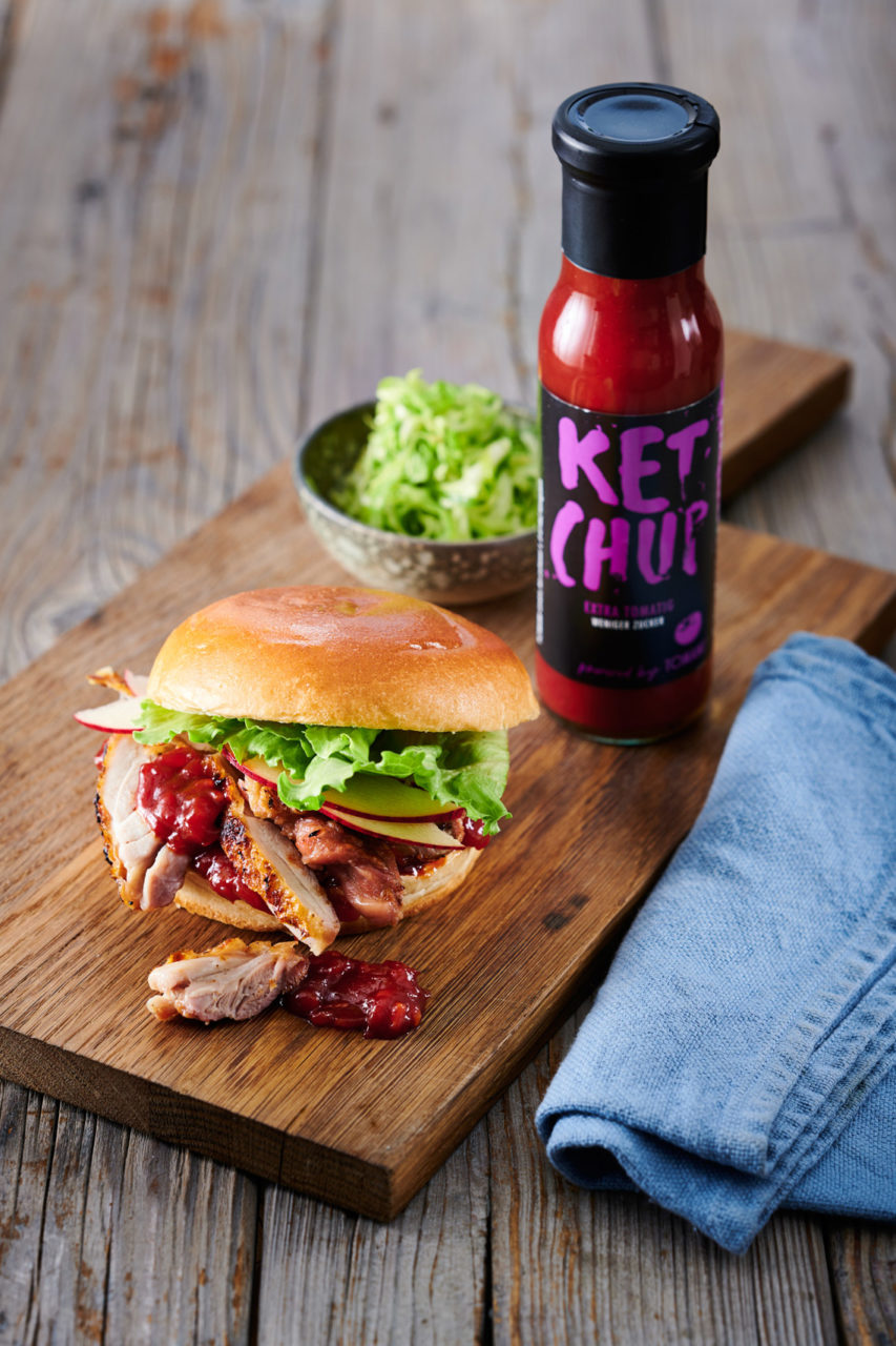 TOMAMI Ketchup und Chicken Burger