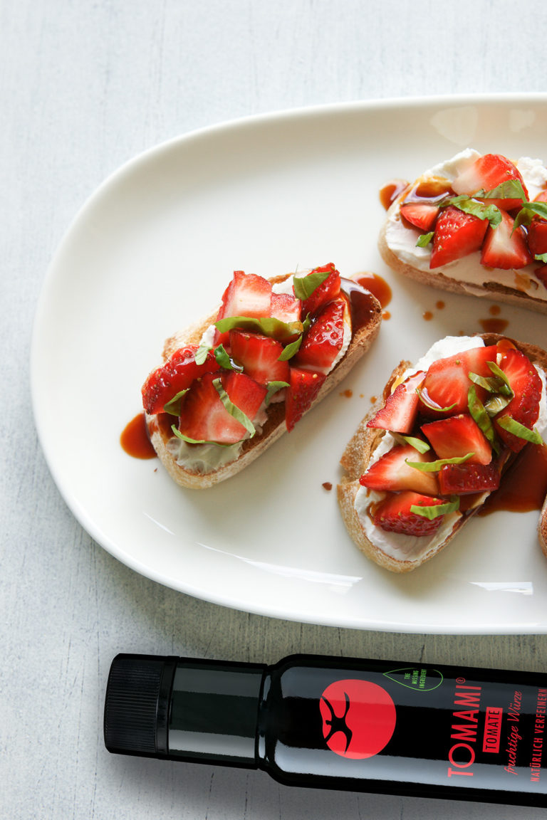 Teaser Erdbeer-Bruschetta mit Ziegen­frischkäse und Basilikum