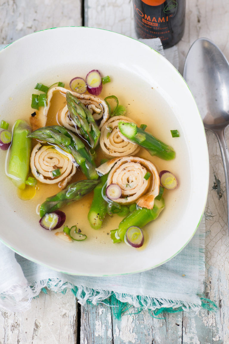 Teaser Asparagus Soup with Tomami Pancake Strips