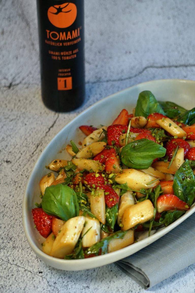 Teaser GRILLED ASPARAGUS SALAD WITH BASIL AND STRAWBERRIES