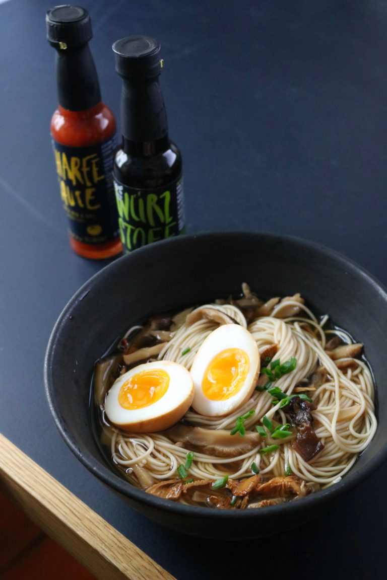 Teaser # TIMEOUT COOKING: NOODLE RAMEN WITH MUSHROOMS and eggs spiced with TOMAMI Seasoning Sauce