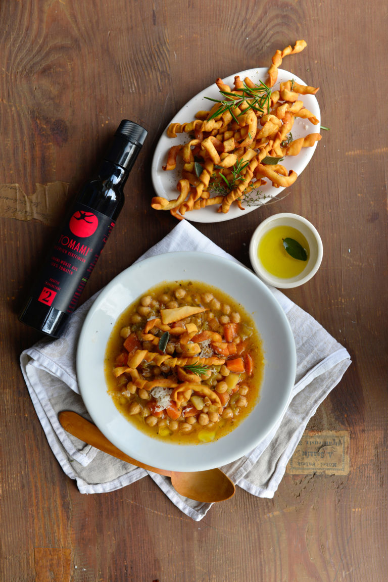 Teaser CHICKPEA STEW WITH CINNAMON served with fried Tomami pasta