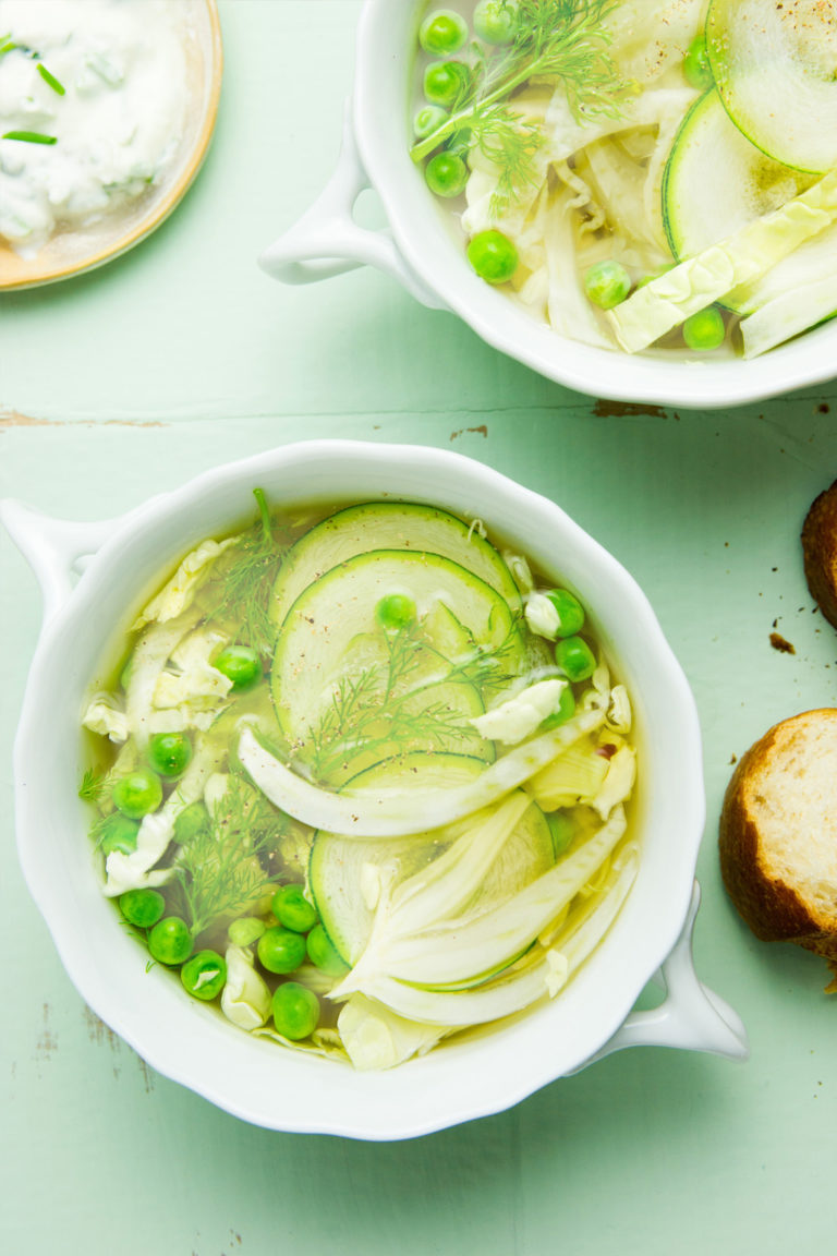 Teaser Leichte Gemüsesuppe mit Röstbrot und Kräuter­schmand