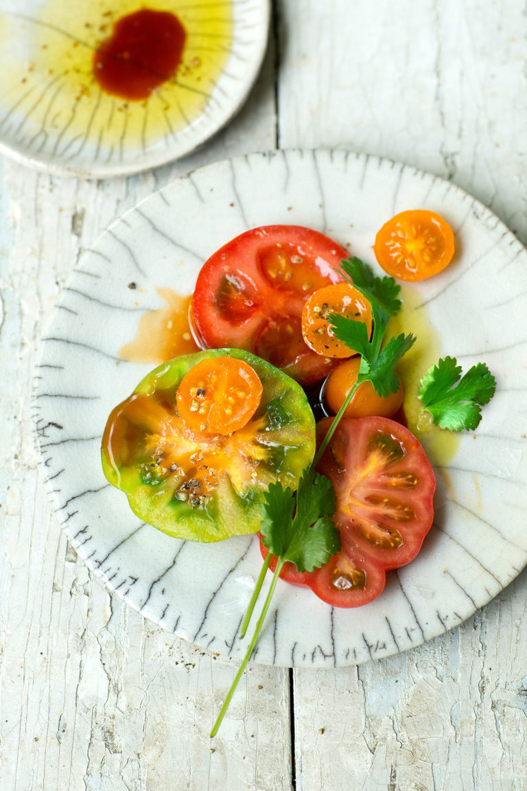 Teaser Koriander-Tomatensalat mit Tomami-Nussbutter