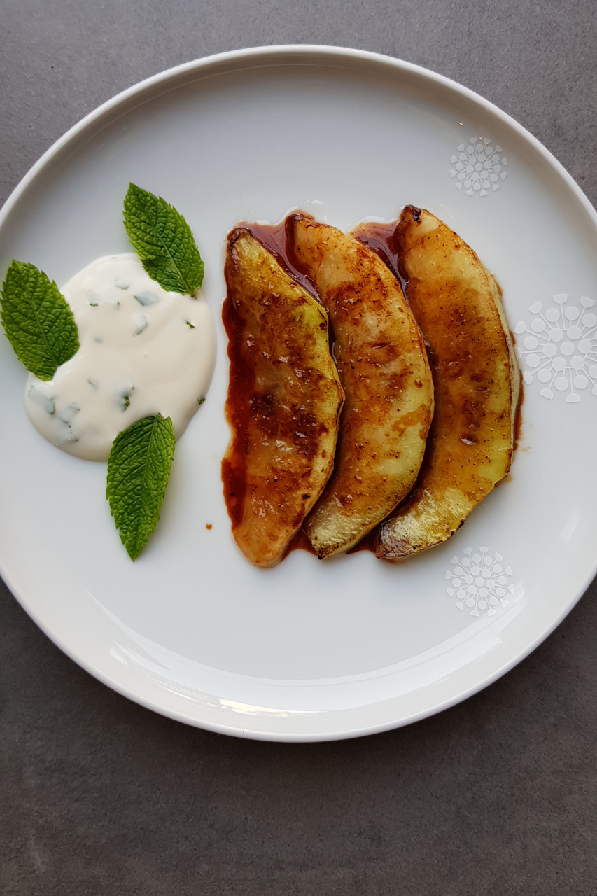 Grilled melon with mint yogurt