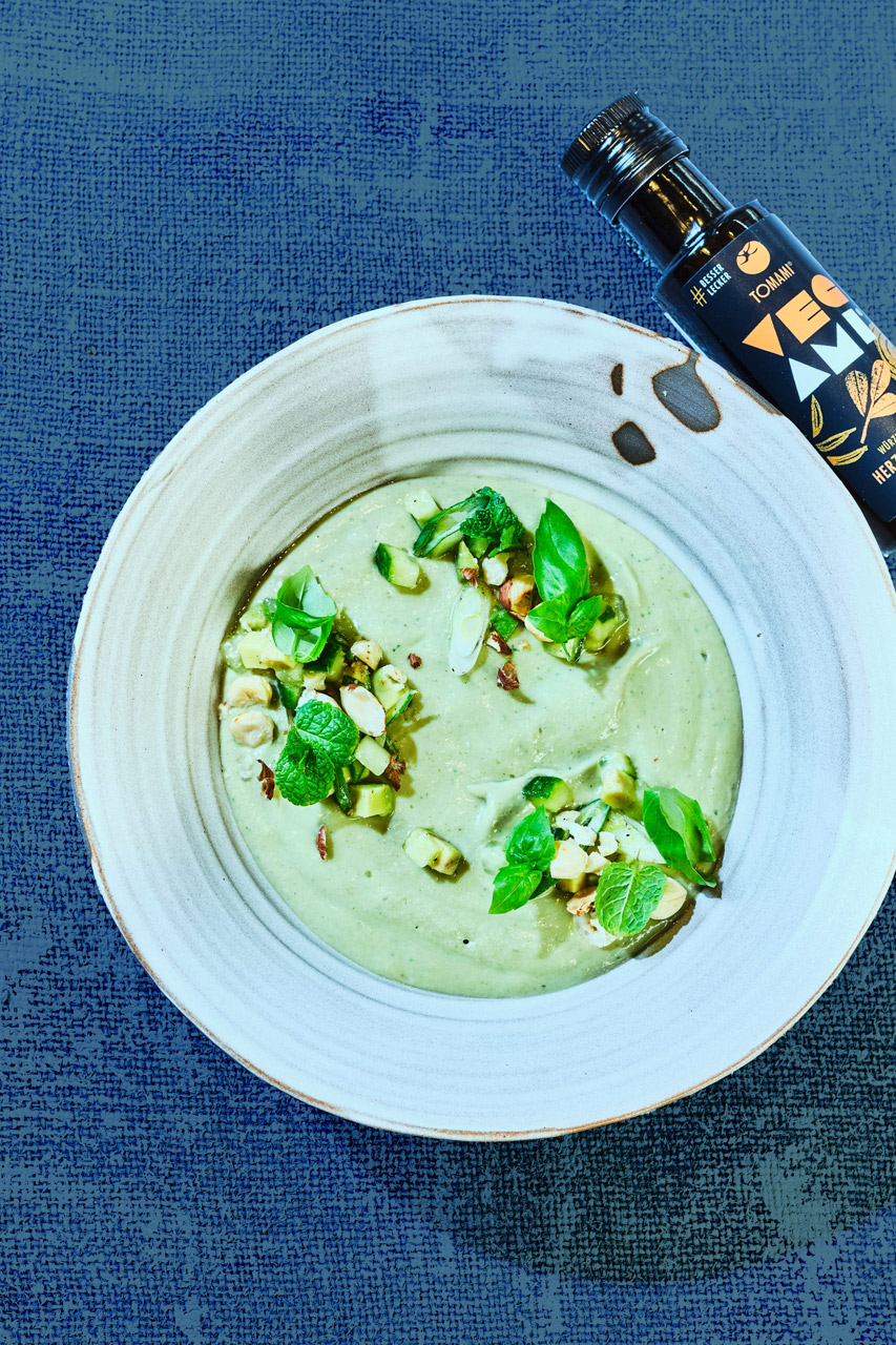 Grüne Bayern-Avocado-Gazpacho mit Minze und Haselnuss