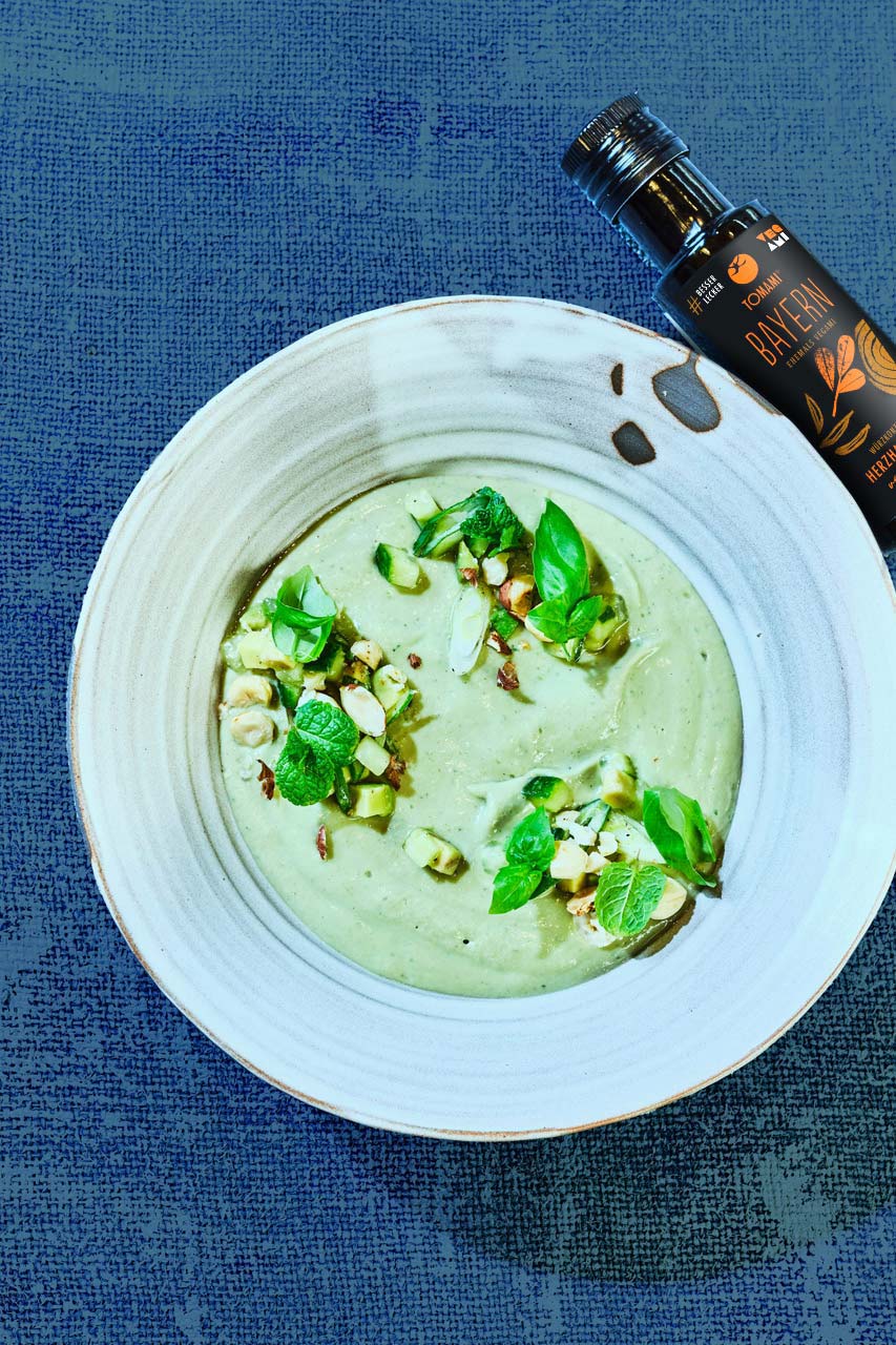 Grüne Bayern-Avocado-Gazpacho mit Minze und Haselnuss