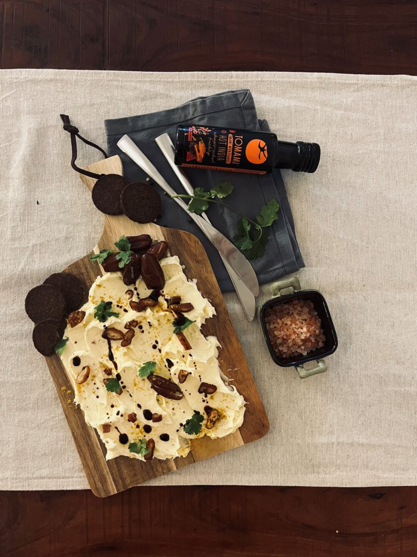 Butter Board angerichtet auf Holzbrett mit Tomami Hot India