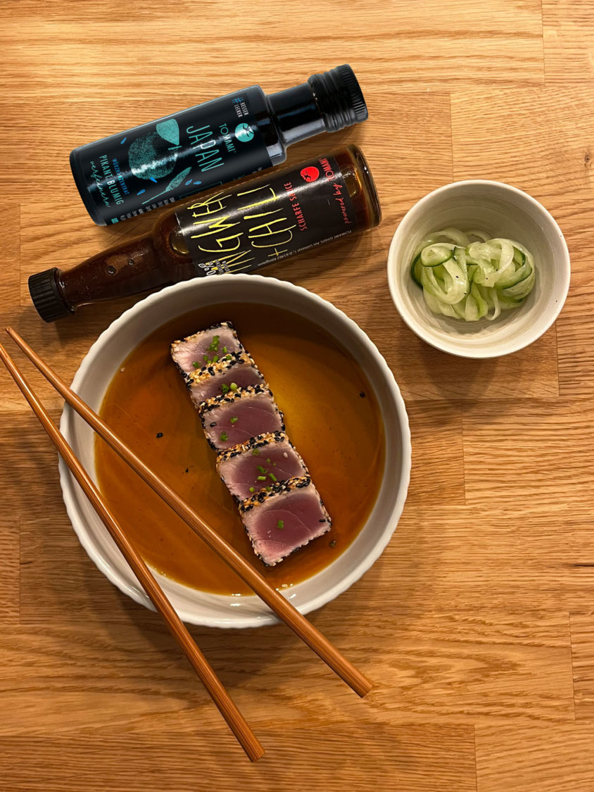 Thunfisch Tataki TOMAMI Japan und TOMAMI Scharfe Sauce CHILI+INGWER