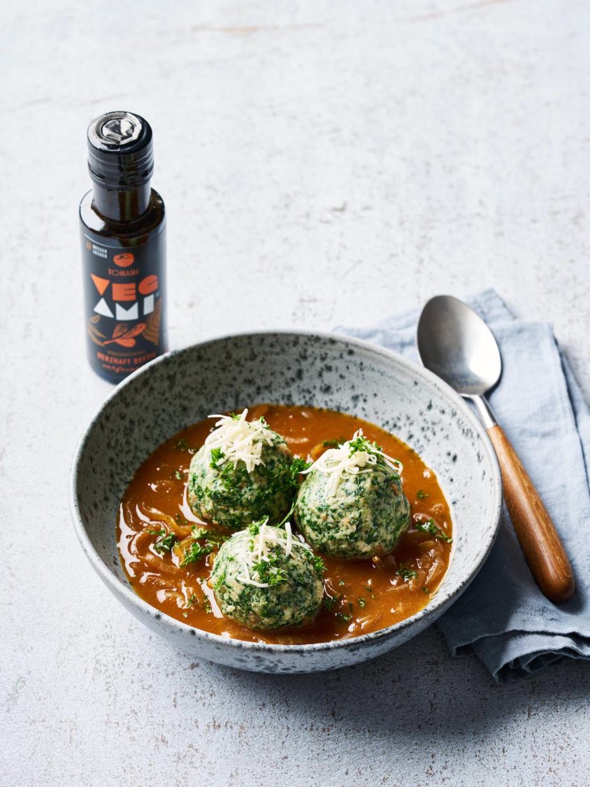 Spinach dumplings with onion sauce and TOMAMI Vegami