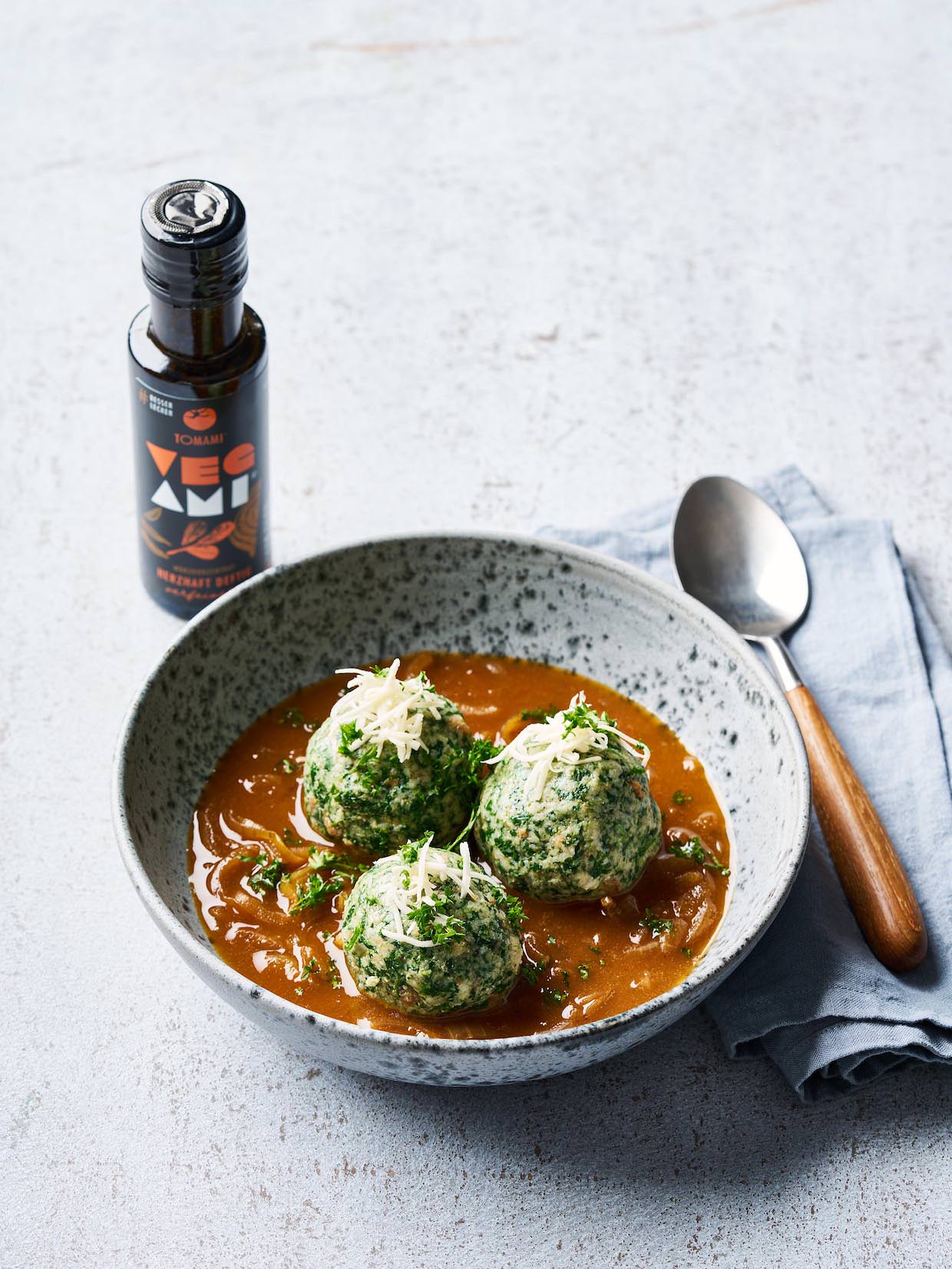 Spinach dumplings with onion sauce