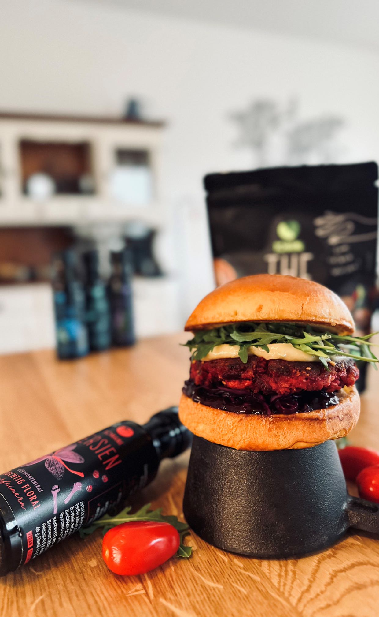 Veganer Red Burger mit TOMAMI Vegan Hack