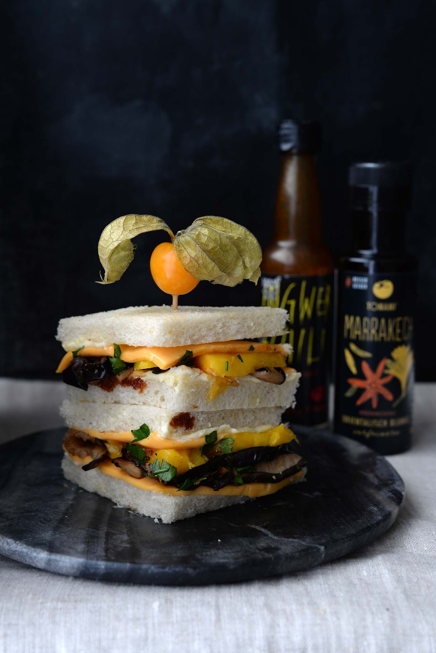 Tramezzini con cheddar, shiitake, melanzane e mango