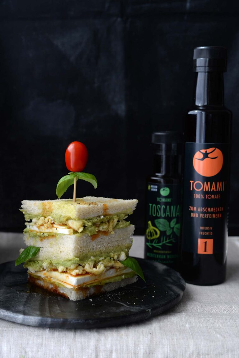 Teaser TRAMEZZINI CON AVOCADO, UOVO STRAPAZZATE E MANOURI (TOAST WITH AVOCADE, SCRAMBLED EGGS AND MANOURI)