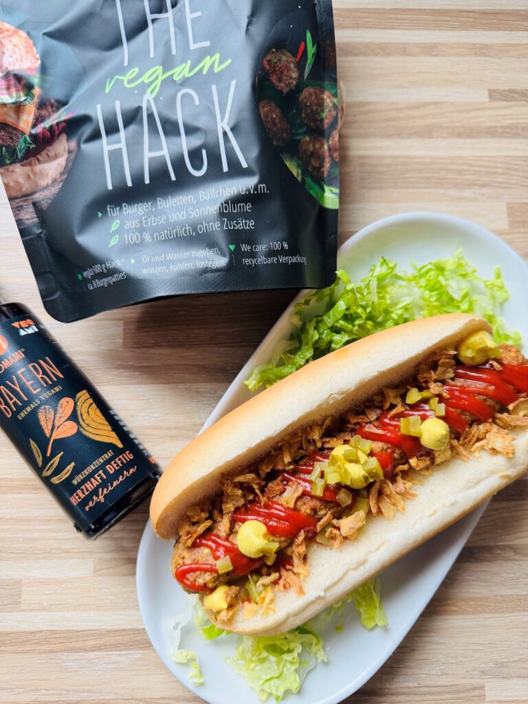 Teaser VEGANE HOT DOGS MIT THE VEGAN HACK UND TOMAMI BAYERN