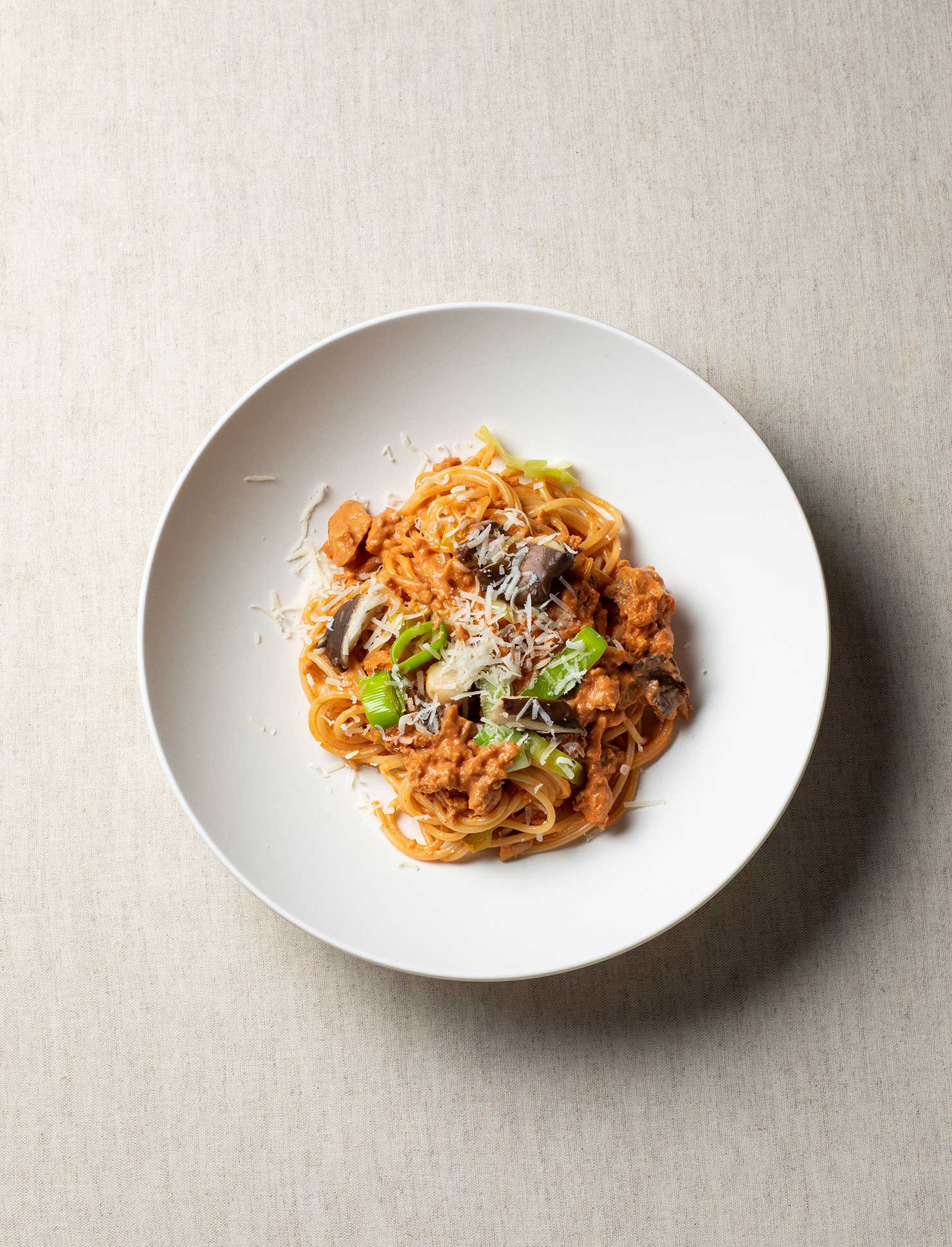 Spaghetti with tomato cream, oyster mushrooms and leek