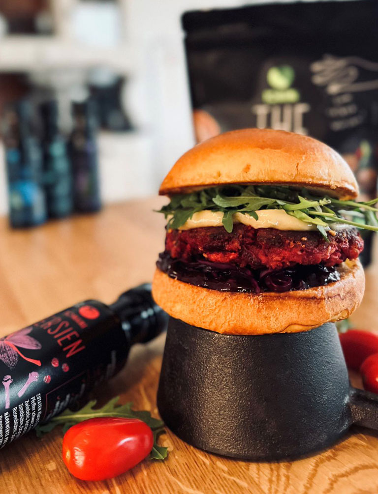Veganer Red Burger mit TOMAMI Vegan Hack von Torben Ebert