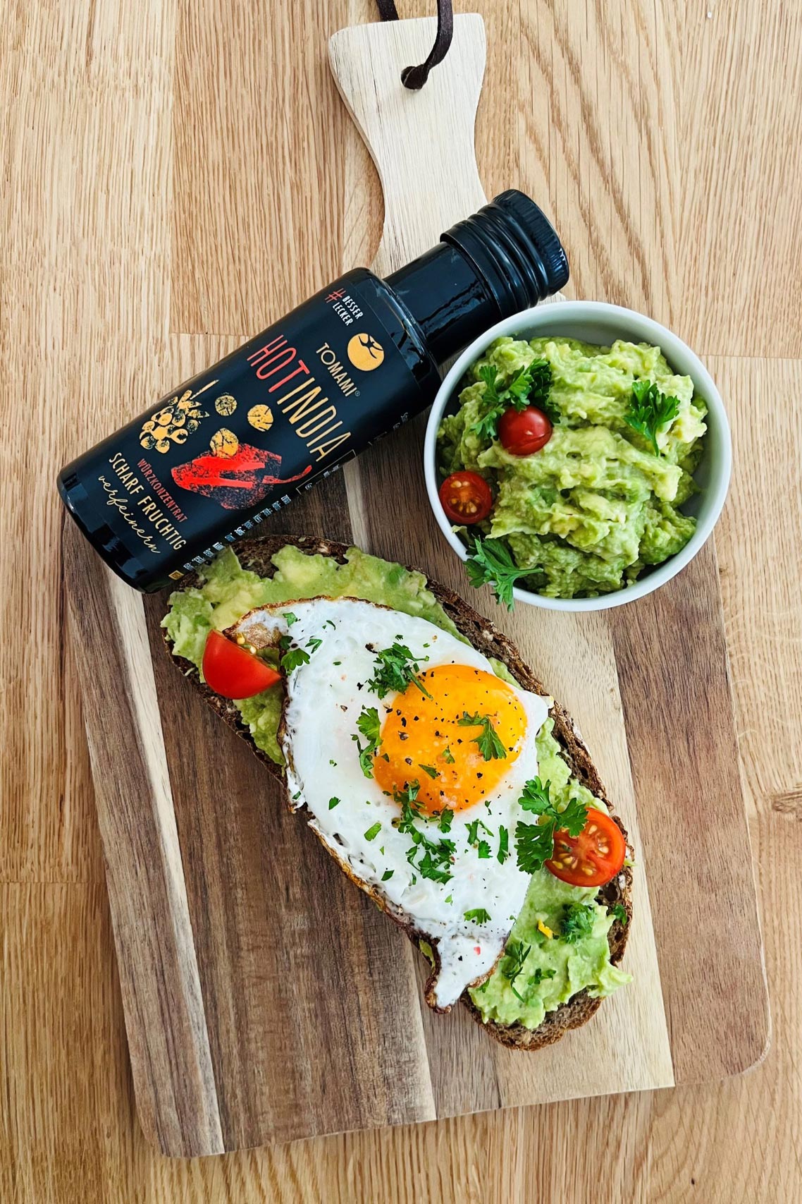 Brot-Schnitte Guacamole und Spiegelei