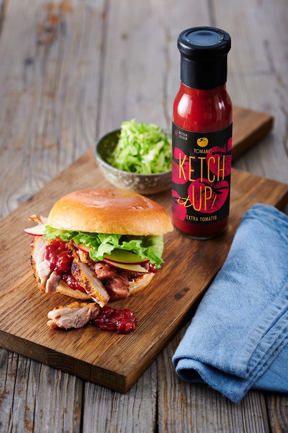 TOMAMI Chicken-BBQ Burger TOMAMI Chicken-BBQ Burger mit TOMAMI Ketchup und Scharfe Sauce CHILI+INGWER